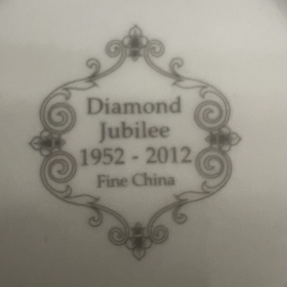 Fine China - The Queens Diamond Jubilee 2012 TeaPot - Picture 6 of 6
